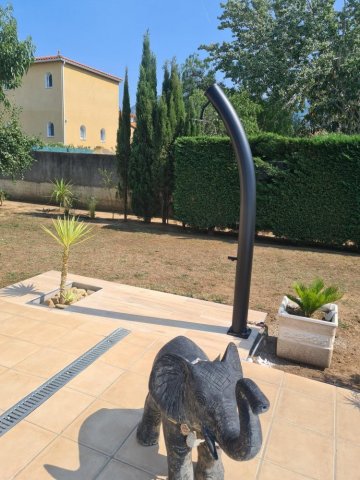 Création d'une douche extérieure solaire de piscine à Saint Génis des Fontaines. 