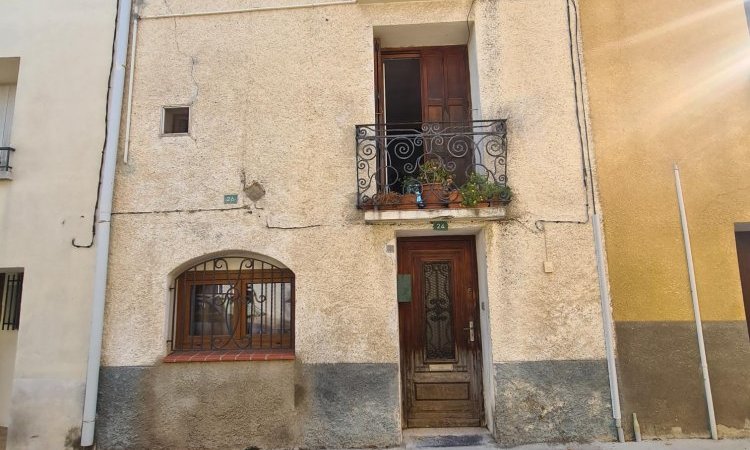 Façade avant la restauration à Saint Jean Pla de Corts.