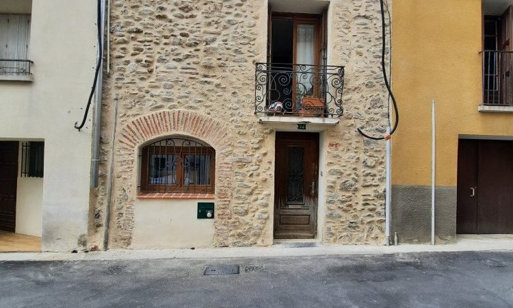 Façade en pierres apparentes après la restauration à Saint Jean Pla de Corts.